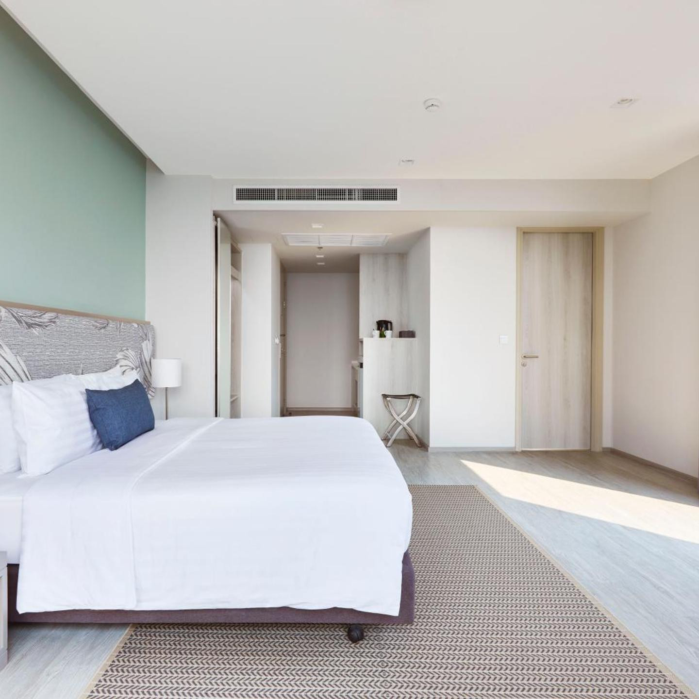 The Quarter Ari by UHG