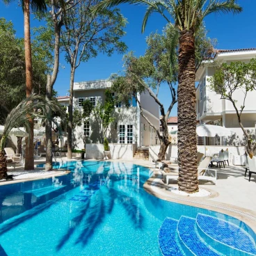 Elegance East Hotel