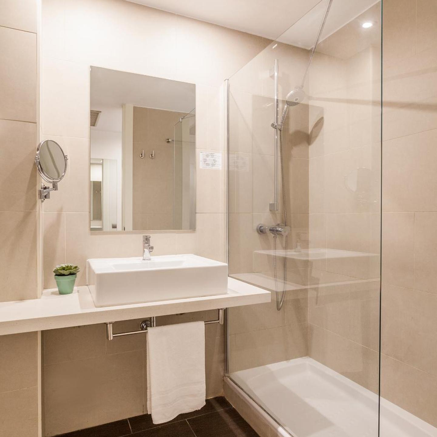 AZZ Valencia Táctica Hotel