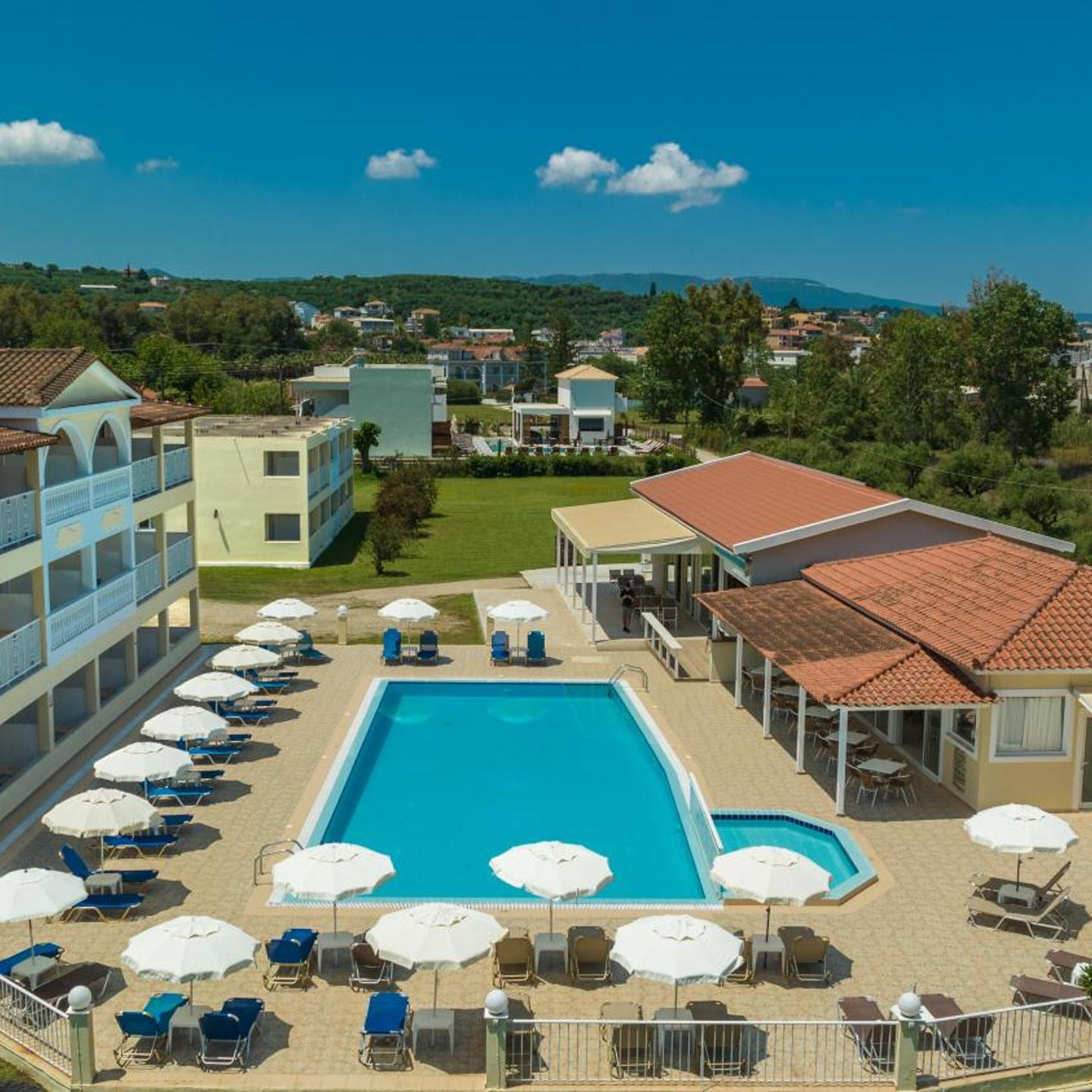 Manousis ApartHotel