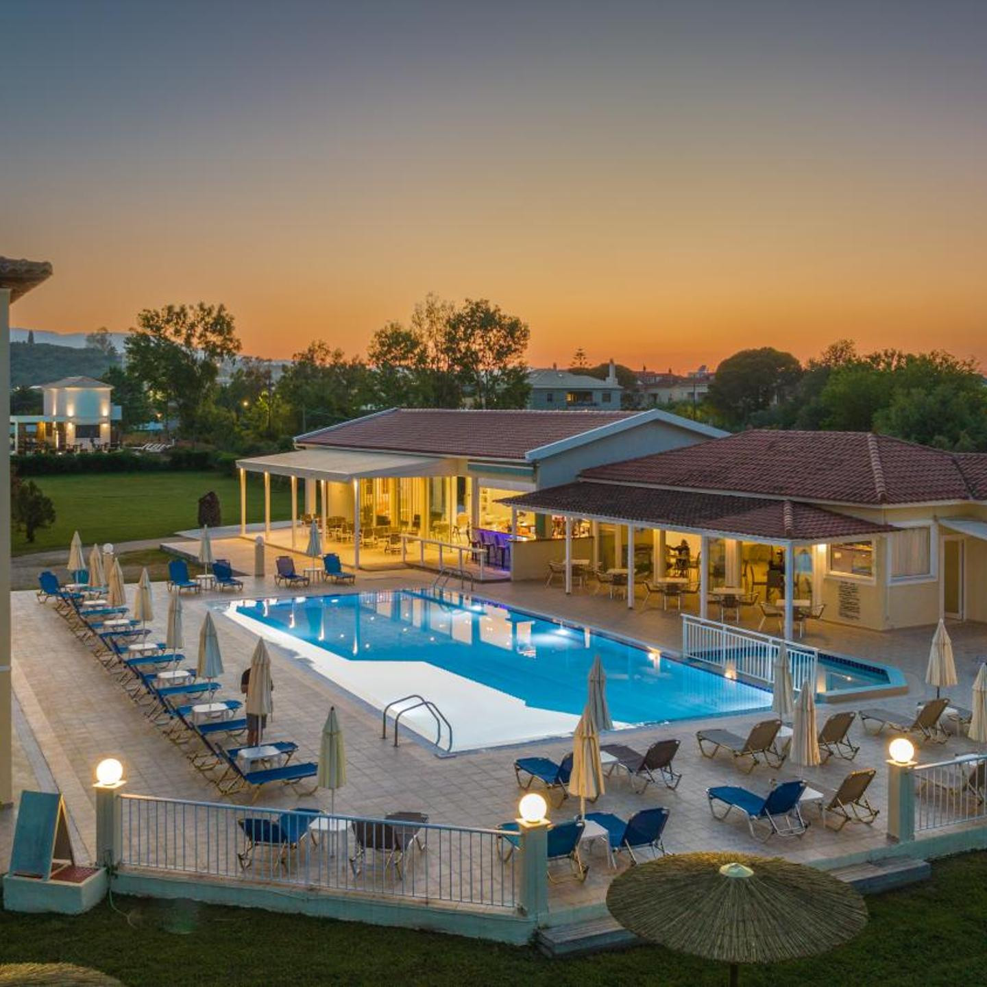 Manousis ApartHotel