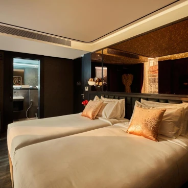 The Gravitique Hotel Khaosan