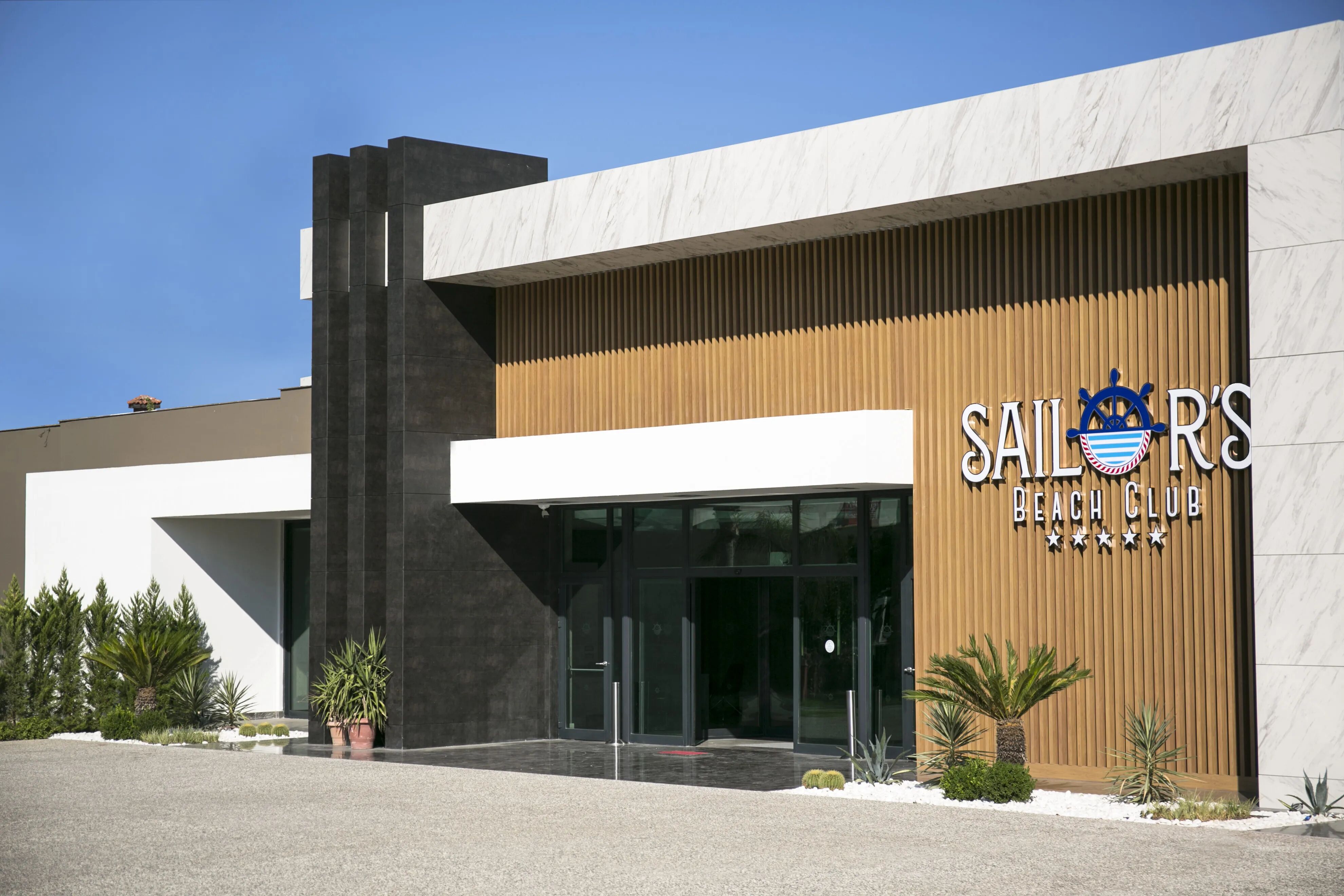 Sailor&apos;s Beach Club