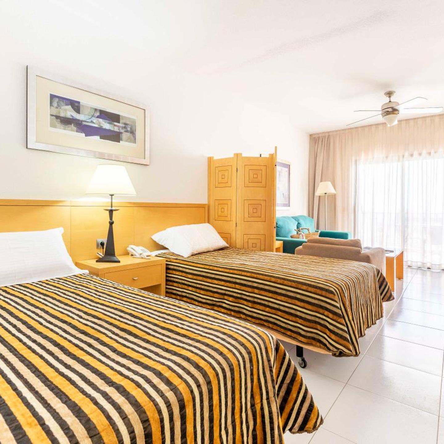 Ona Hollywood Mirage