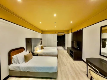 The Quarter Saphankhwai by Uhg