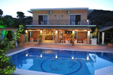 Makis Louvlis Apartments&Studios