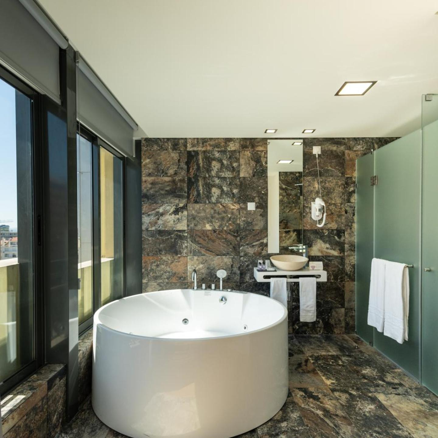 America Diamonds Hotel & Sushi Bar