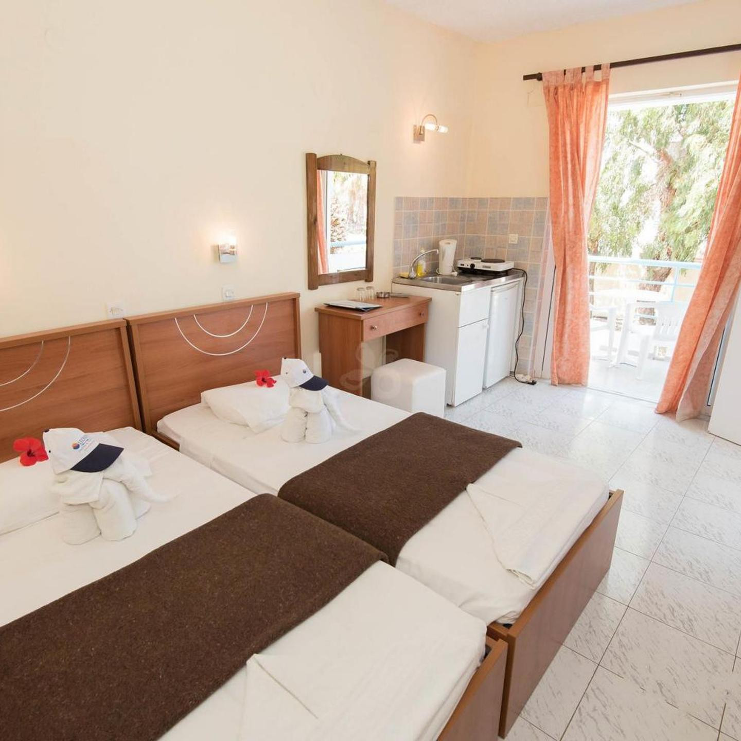 Leonidas Hotel & Studios