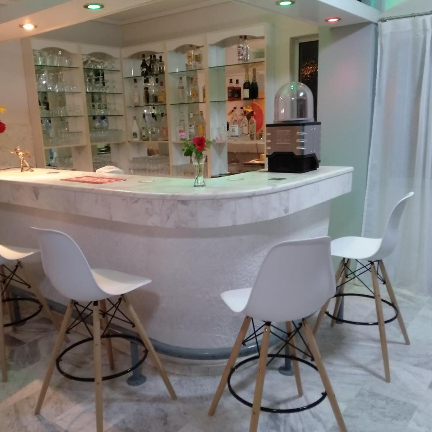 Leonidas Hotel & Studios