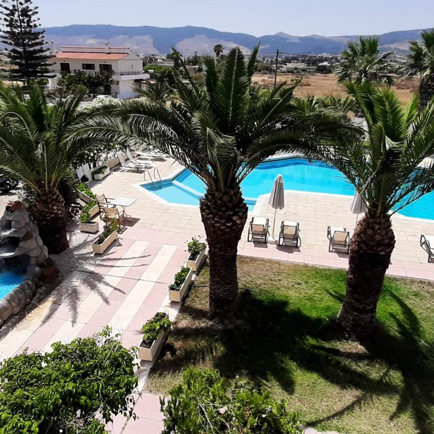 Leonidas Hotel & Studios