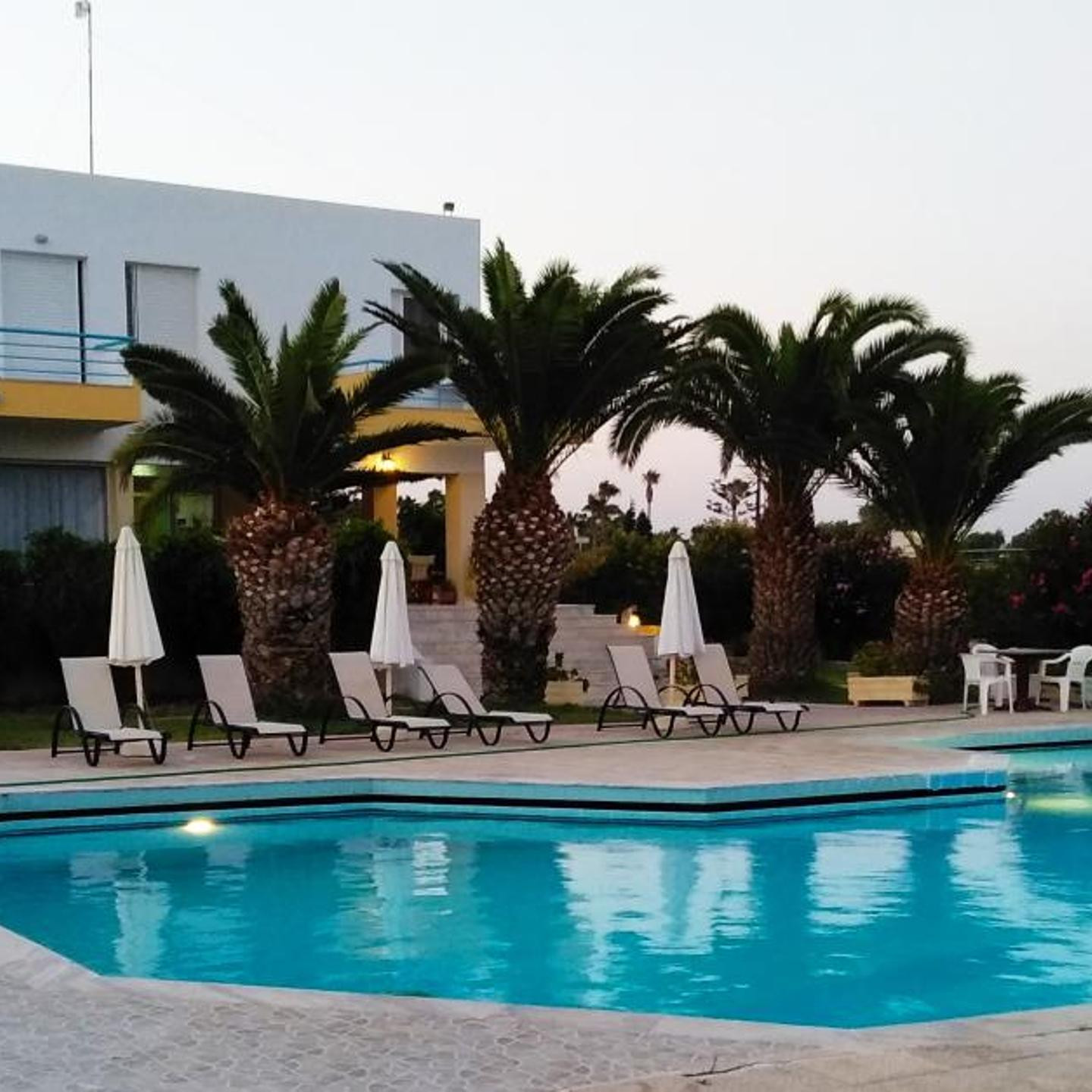 Leonidas Hotel & Studios