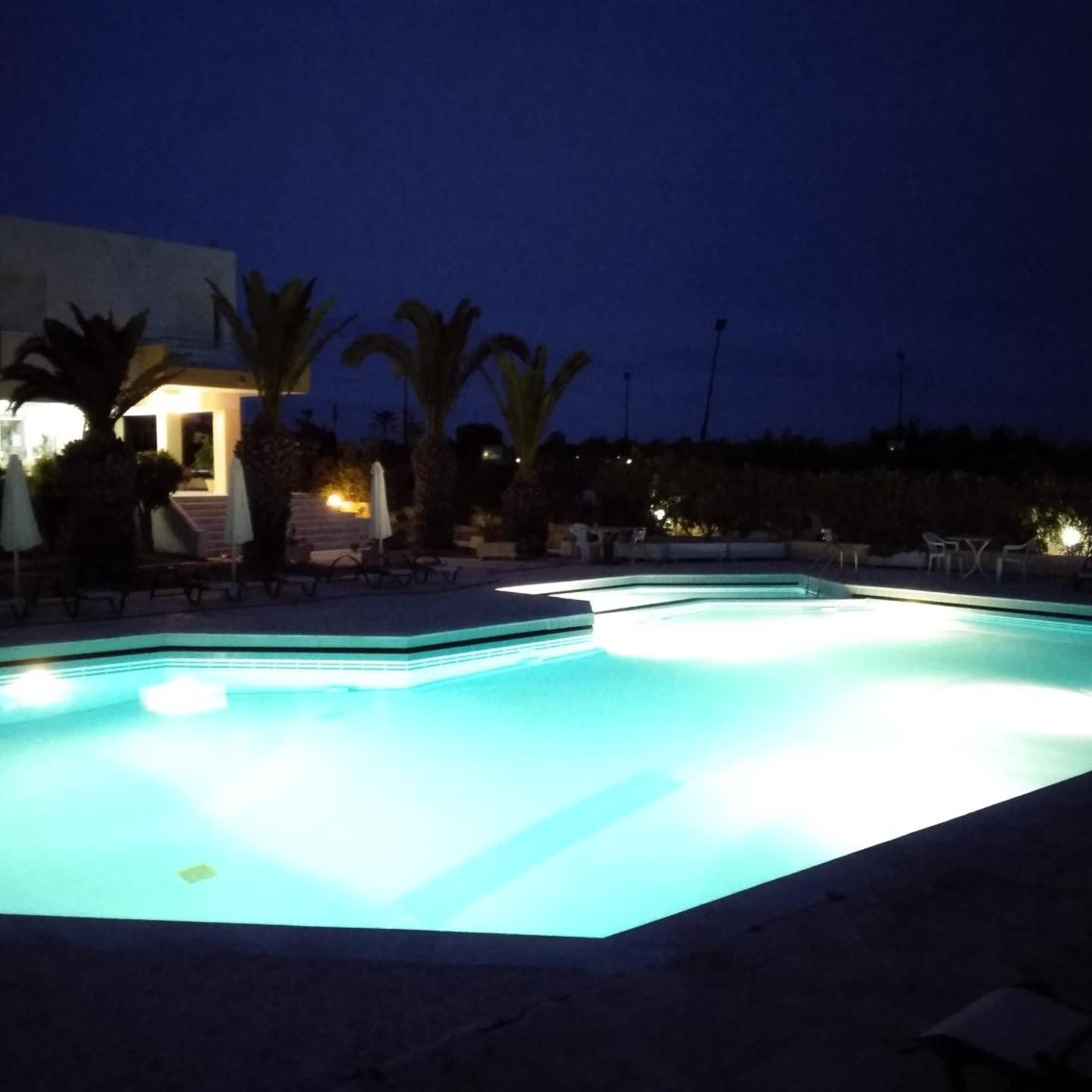 Leonidas Hotel & Studios