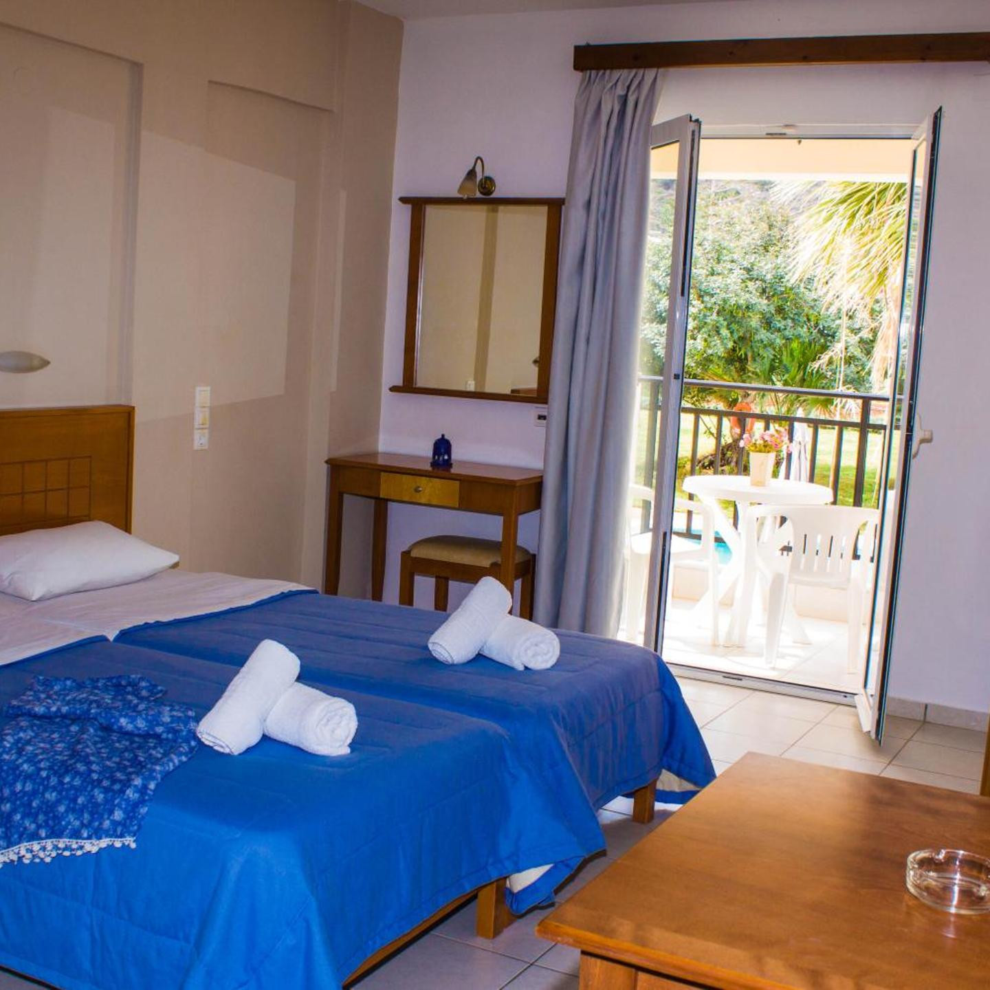 Sunshine Studios & Apartments