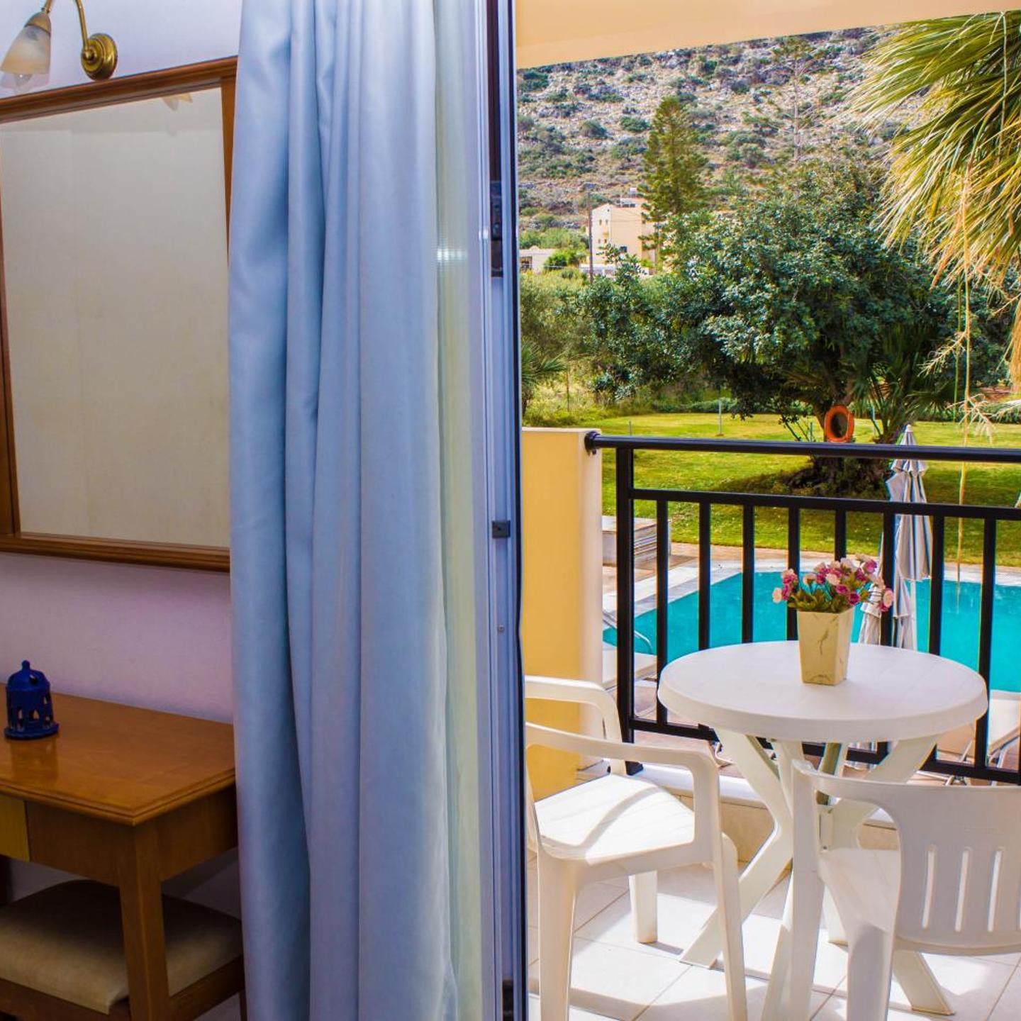 Sunshine Studios & Apartments