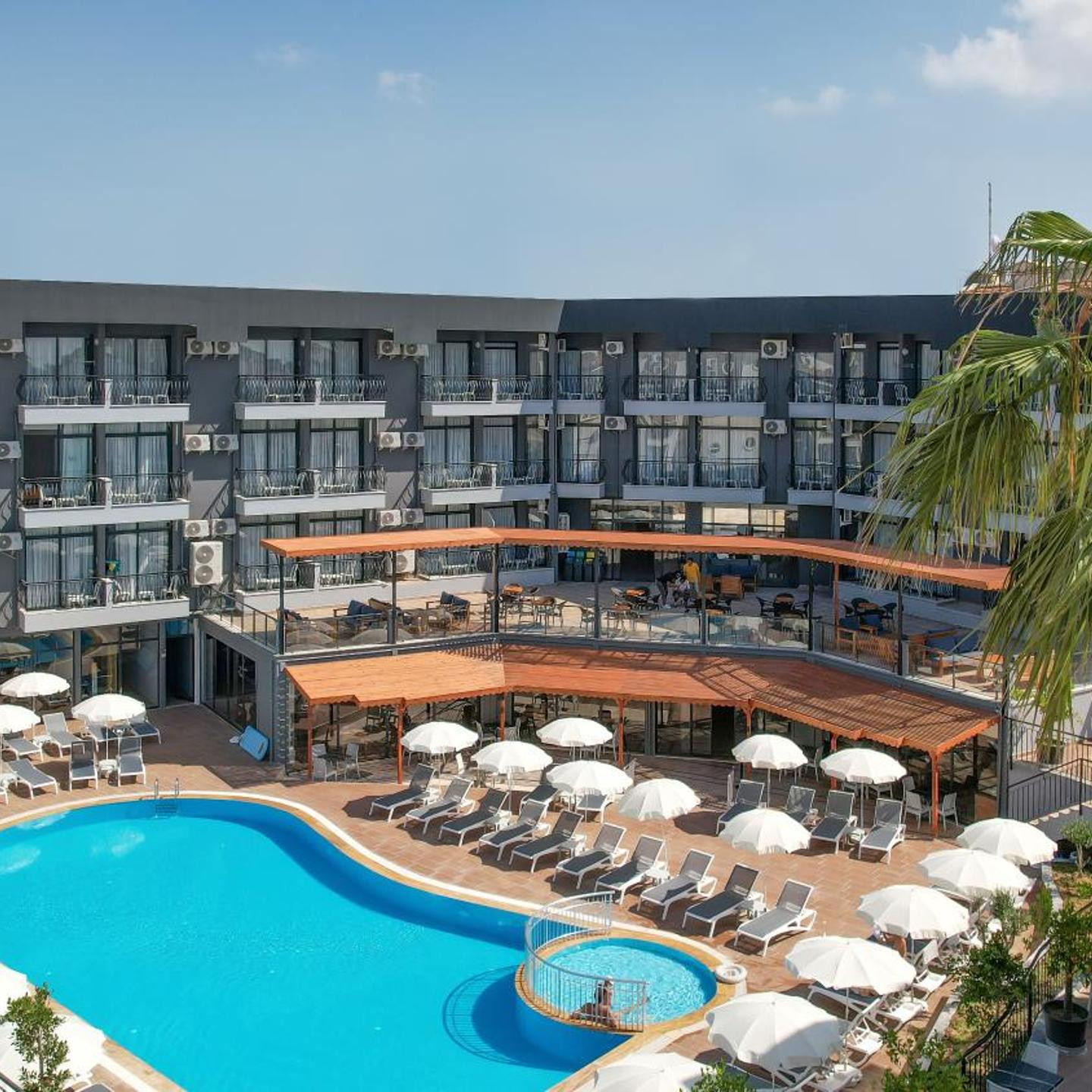 Clover Magic Park Side Hotel