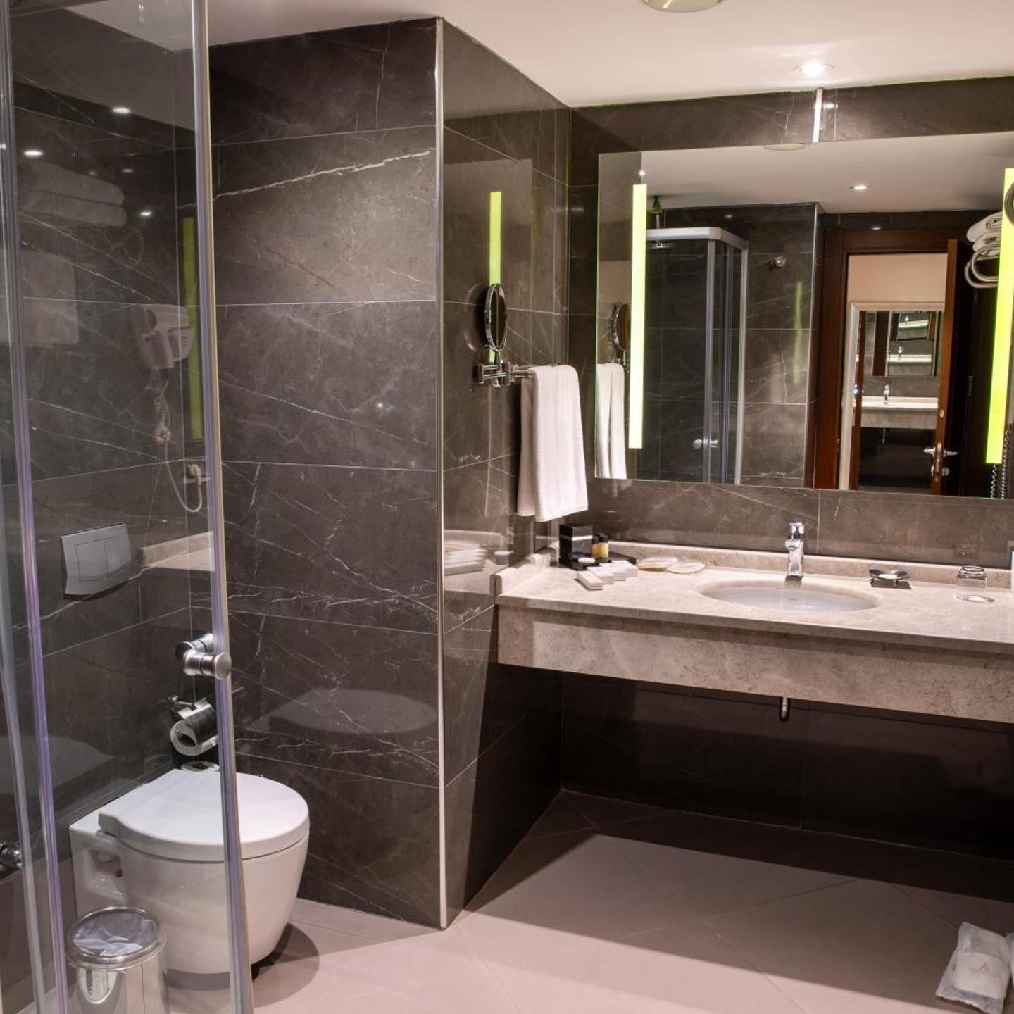 Grand Aras Hotel & Suites