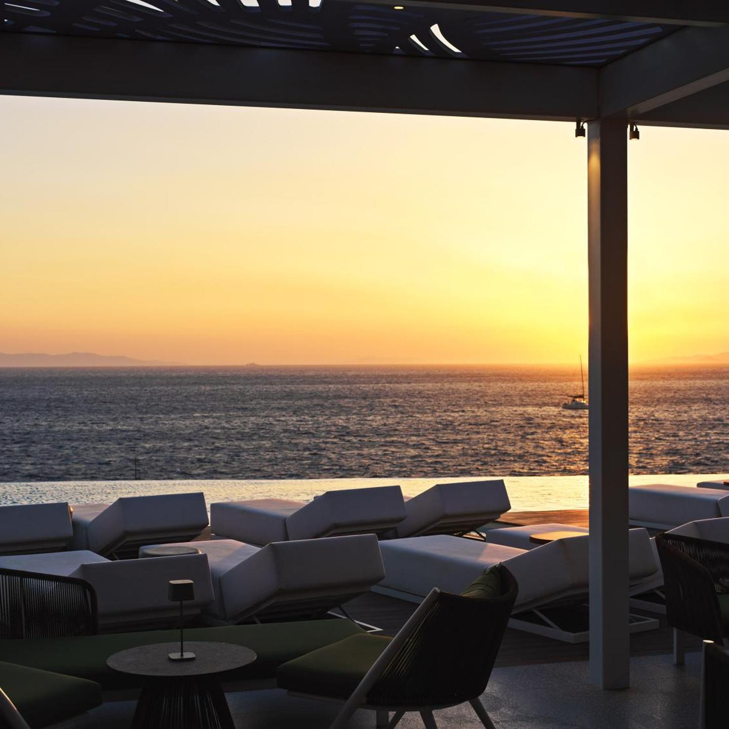 Kouros Hotel & Suites