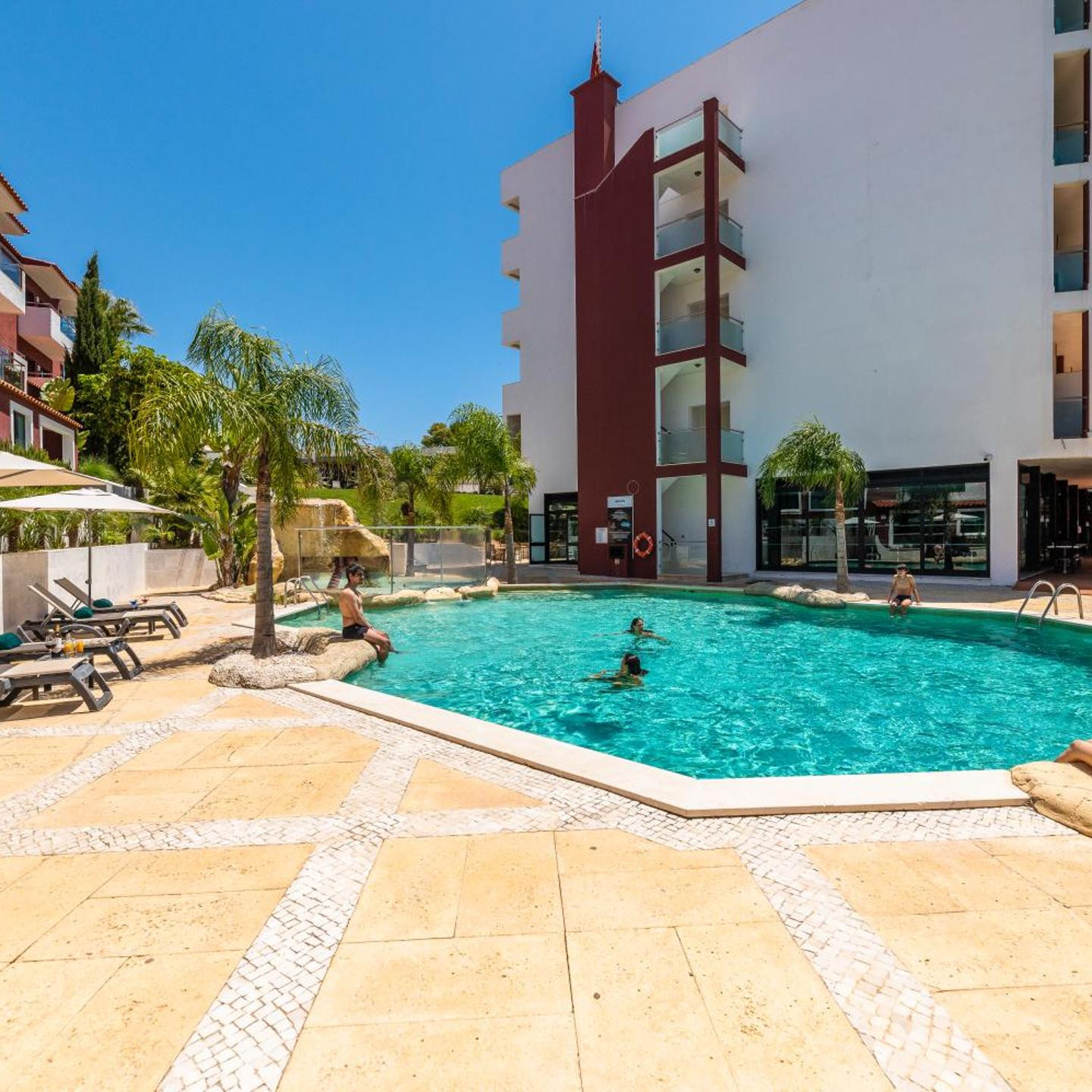 Topazio Vibe Beach Hotel & Apartments